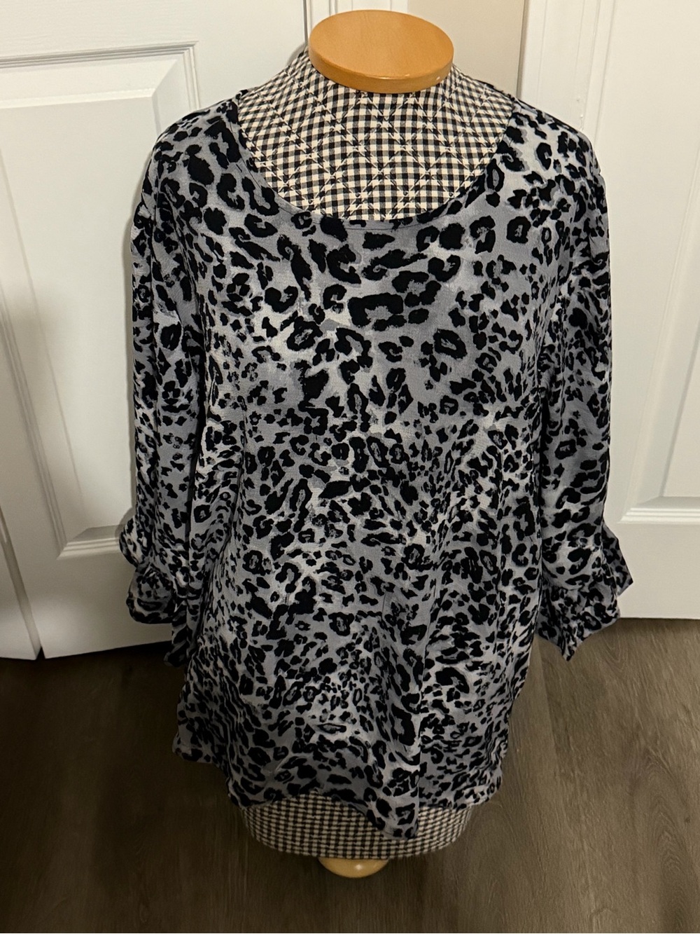 Bobeau Women's Grey and Black Leopard Print Long Sleeve Top 1x